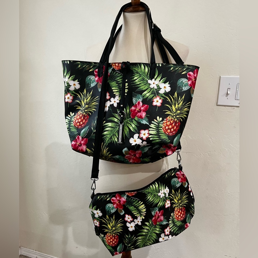 NWOT HAPPY WAHINE Hawaiian Floral Pineapple
Purse and oversized shoulder purse.